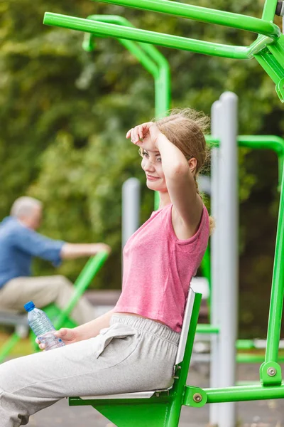 Frau Mit Flasche Wasser Entspannen Outdoor Fitnessstudio Junges Mädchen Das — Stockfoto