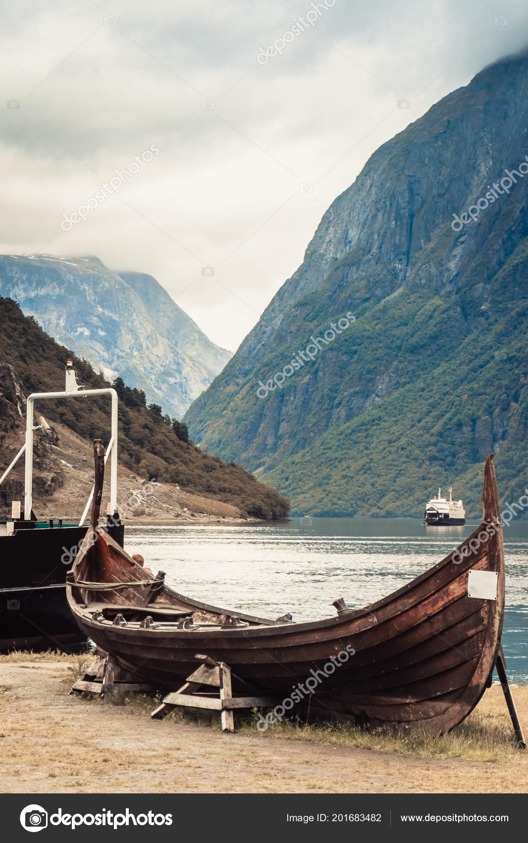 ノルウェーの自然 霧の霧の日の海岸に古い木製のバイキング船 山とフィヨルドソグネフィヨルド 観光と旅行のコンセプト ストック写真 C Anetlanda 164