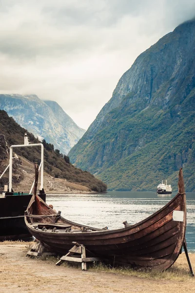 Παλιά Ξύλινη Βάρκα Βίκινγκ Στην Παραλία Στη Νορβηγική Φύση Ομιχλώδης — Φωτογραφία Αρχείου
