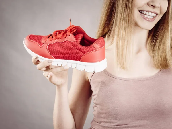 Glücklich Sportlich Lächelnde Frau Präsentiert Sportbekleidung Turnschuhe Rote Schuhe Bequemes — Stockfoto