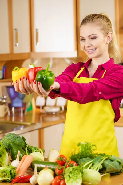 Engraçado Mulher Alegre Segurando Pimentão Delicioso Saudável Dieta Vegetal Apresentando — Fotografia de Stock