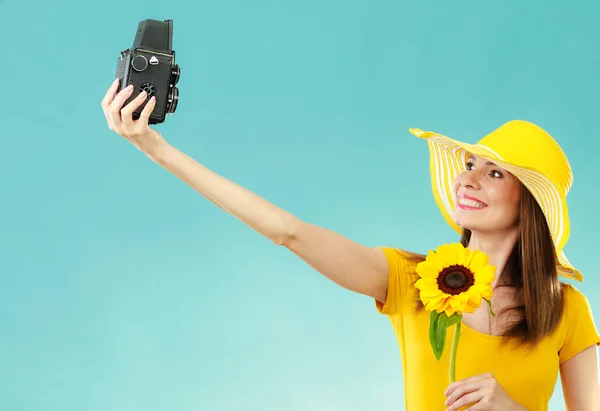 Summer Woman Wearing Yellow Dress Hat Sunflower Taking Self Picture — Stock Photo, Image