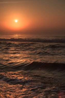 Deniz ufuk akşam üzerinde inanılmaz renkli kırmızı gün batımı. Sakin sahne. Doğal arka plan. Manzara.