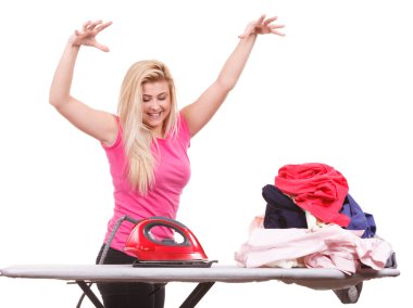 Ev görevleri, ev kavramı dikkat çekici. Yönetim Kurulu holding demir Ütü için elbise yığını olan arkasında duran kadın