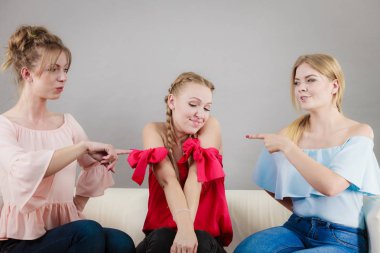 İki kadın kadın arkadaşları için bir şey suçlayarak işaret o bitmiş değil.