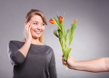 Toplantı ve tarihi kavramı. Kırmızı lale buketi alma tarihi kız. Erkek el palm Lale hediye kızına hediyesi vermek.