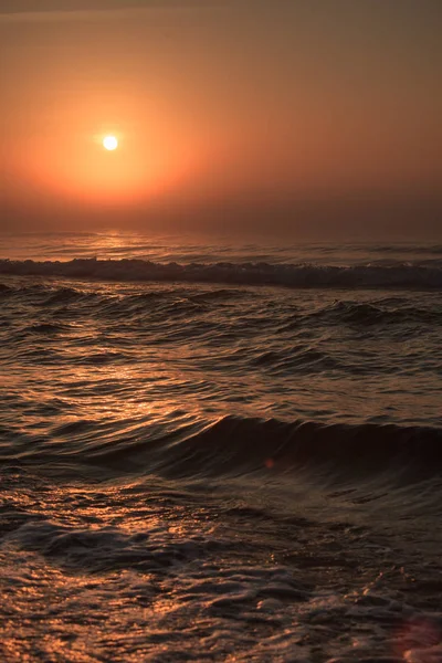 Deniz ufuk akşam üzerinde inanılmaz renkli kırmızı gün batımı. Sakin sahne. Doğal arka plan. Manzara.
