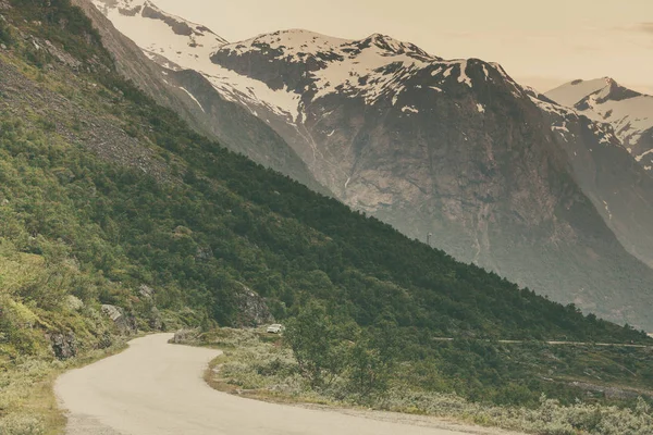 Camino Que Atraviesa Las Montañas Noruegas Verano Hermoso Paisaje Viajes — Foto de Stock