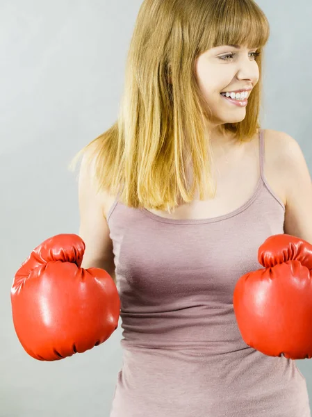 Sportliche Frau Mit Roten Boxhandschuhen Kämpfend Studioaufnahme Auf Grauem Hintergrund — Stockfoto