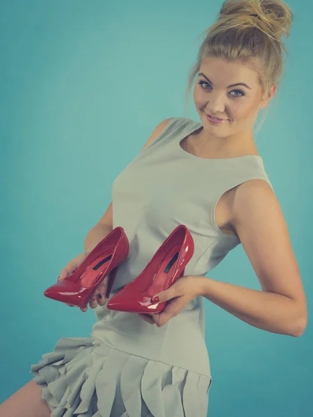 十几岁的女时装设计师展示她优雅的鞋 美丽的红色性感高跟鞋 服装配件 — 图库照片