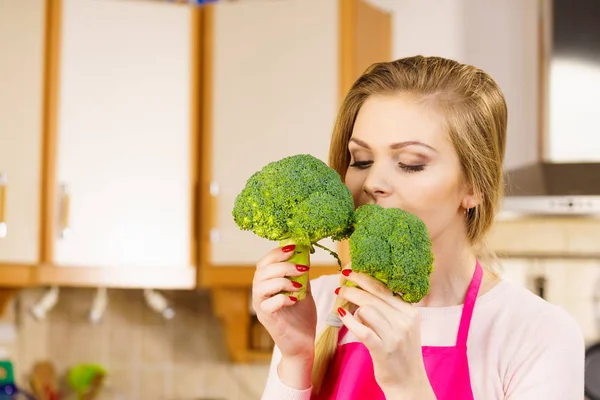 Szczęśliwa Młoda Kobieta Przytrzymanie Surowy Zielonych Warzyw Brokuły Naturalne Organiczne — Zdjęcie stockowe