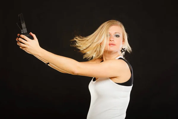 Música Conceito Paixão Estúdio Tiro Loira Jovem Segurando Grandes Fones — Fotografia de Stock