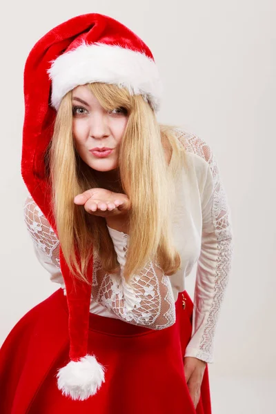 Glücklich Nette Frau Mit Weihnachtsmann Helfermütze Weht Kuss Hübsches Blondes — Stockfoto