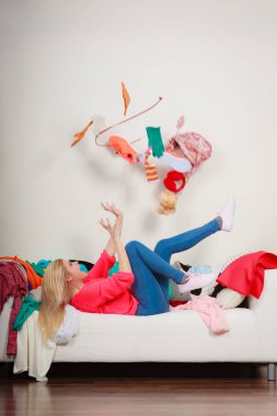 Evde, ev görevleri dağınıklığı kavramı karışıklık. Kanepeye, yalan kadın giysileri saldırmış