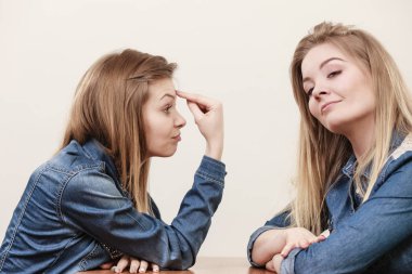 İki kadın sahip iddia olarak sona alay birbirlerine deli. Cehalet coversation kavramı, söyleyen erkek.