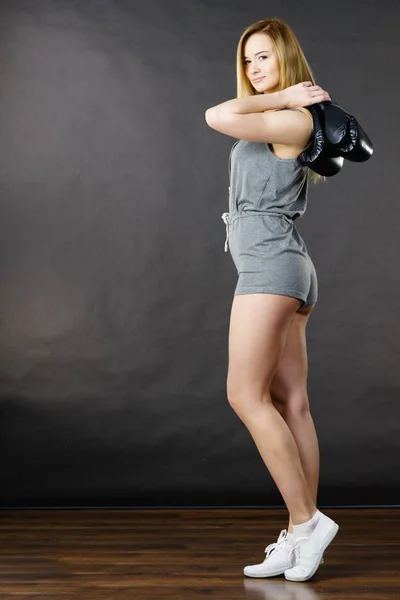 Блондинка Черных Боксёрских Перчатках После Боя Снимок Студии Тёмном Фоне — стоковое фото