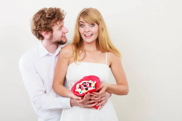 Felice Coppia Amorevole Con Fiori Mazzo Caramelle Bell Uomo Una — Foto Stock