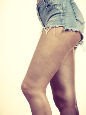 Çekici kadın kalça closeup. İnce kız kot şort giyiyor. Yaz modası. Mükemmel kalçalar, güzel kadın bedeni, yan görünümü uygun.