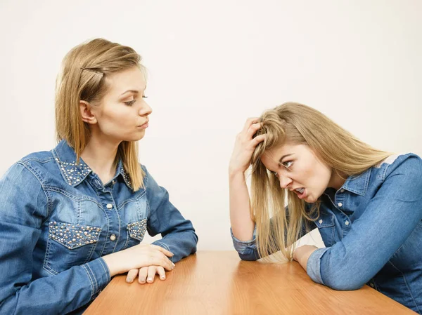 Duas Mulheres Discutirem Zombar Uma Outra Feminino Dizendo Conceito Ignorância — Fotografia de Stock