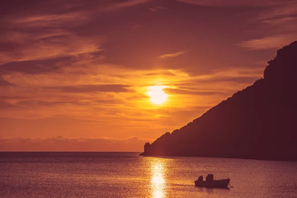 Malerischer Sonnenaufgang Oder Sonnenuntergang Über Der Meeresoberfläche Boot Ankert Der — Stockfoto