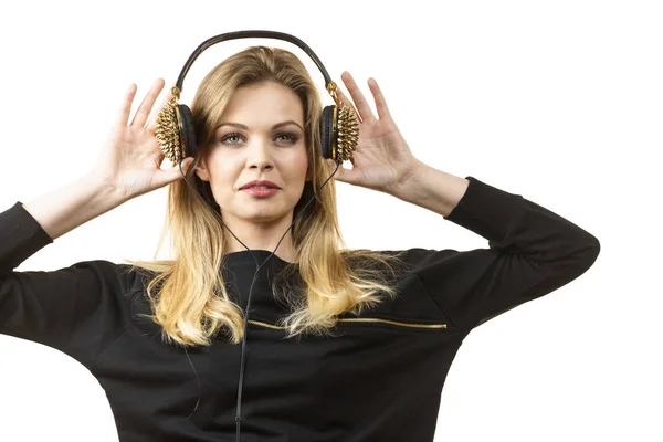 Nastolatka Młody Grunge Kobieta Czarny Słuchanie Muzyki Słuchawki Kolcami — Zdjęcie stockowe