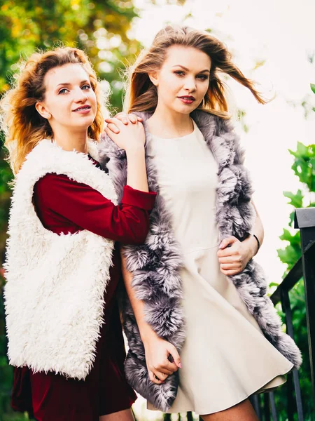 Дві Модні Жінки Стильному Вбранні Під Час Теплої Автентичної Погоди — стокове фото