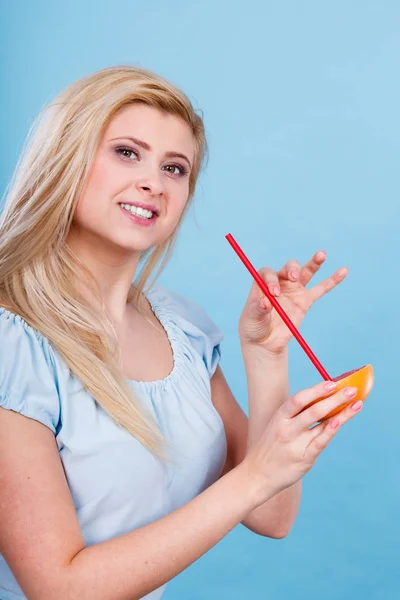 健康的な食事 ビタミンの完全なさわやかな食品 ジューシーな果物からジュースを飲む女性 赤グレープフルーツ — ストック写真