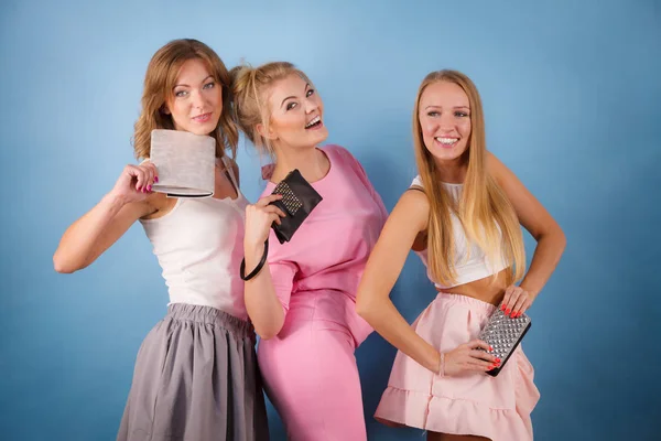 Gelukkig Jonge Elegante Vrouwen Houden Portemonnee Klaar Winkelen Partij — Stockfoto