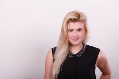 Feminity kavramı. Gülümseyen, portresi uzun sarı saçlı sevimli yetişkin kadın.