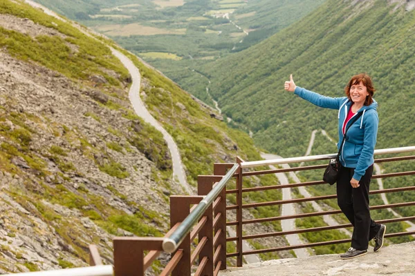 Concepto Viaje Mujer Turista Mirando Trolls Path Trollstigen Trollstigveien Sinuosa — Foto de Stock