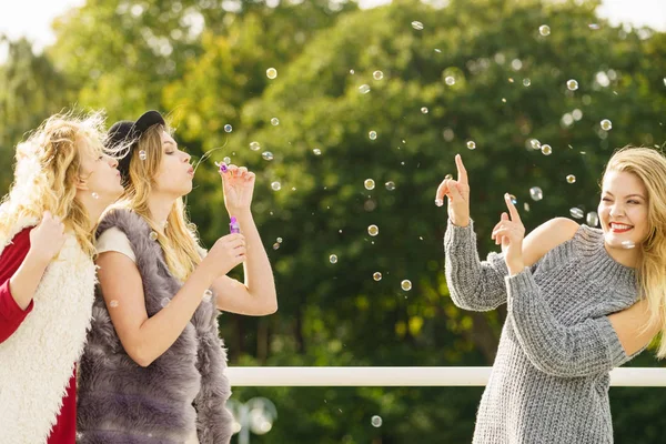 Vakantie Vreugde Vriendschap Concept Vrouwen Vrienden Hebben Plezier Blazen Zeepbellen — Stockfoto