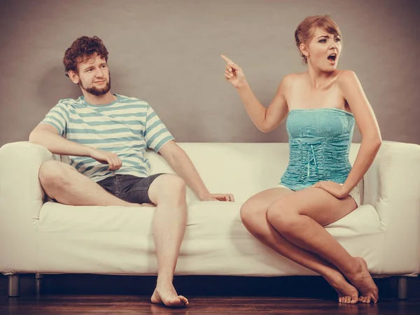 关系不好的概念 男人和女人在分歧中 坐在家里的沙发上对年轻夫妇有吵架筛选照片 — 图库照片