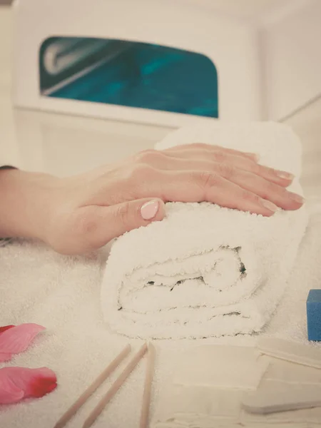 Mulher Mão Toalha Espera Gel Manicure Híbrido Beleza Conceito Tratamento — Fotografia de Stock