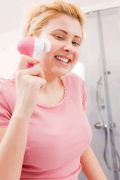 深层清洁的脸工具概念 幸福的女人使用面部清洁刷机 — 图库照片