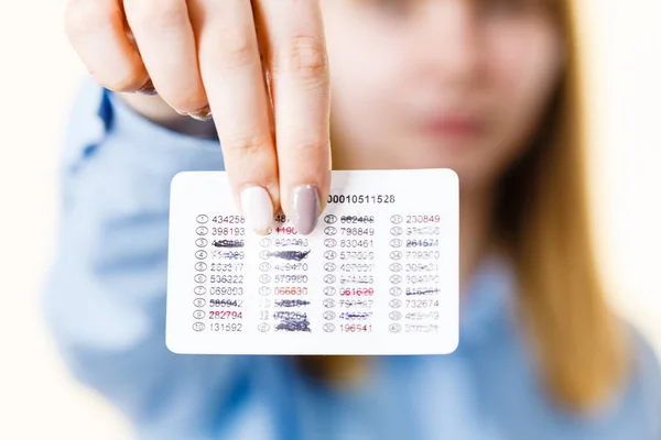 Tarjeta Mujer Con Códigos Para Transferencias Línea Compras Por Internet —  Fotos de Stock