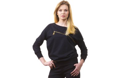Büyük zip ile siyah üst göğüs üzerinde giyen genç sarışın kadın. Erkek moda olmak.