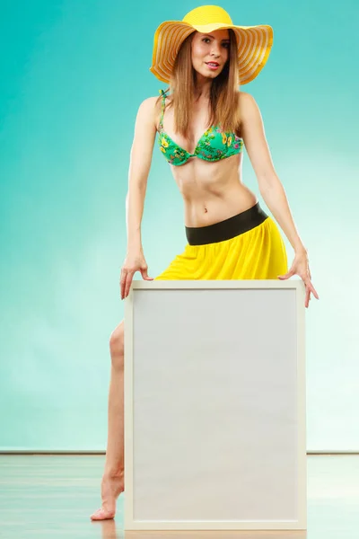 Holidays Summer Advertisement Concept Woman Wearing Yellow Hat Bikini Holding — Stock Photo, Image