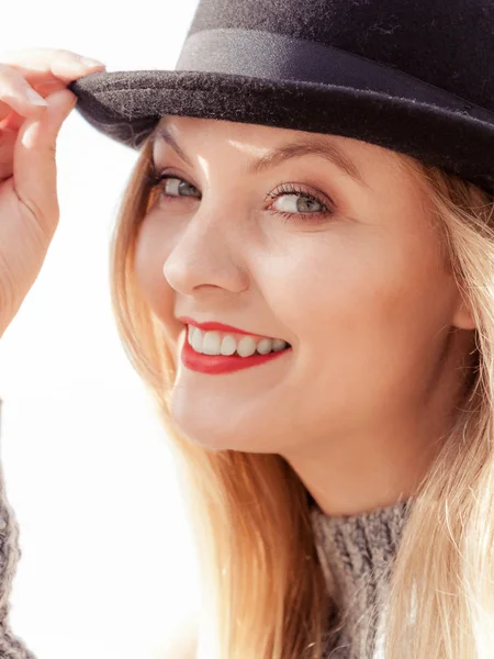 Mooie Jonge Blonde Vrouw Dragen Fedora Hoed Trui Jumper Poseren — Stockfoto