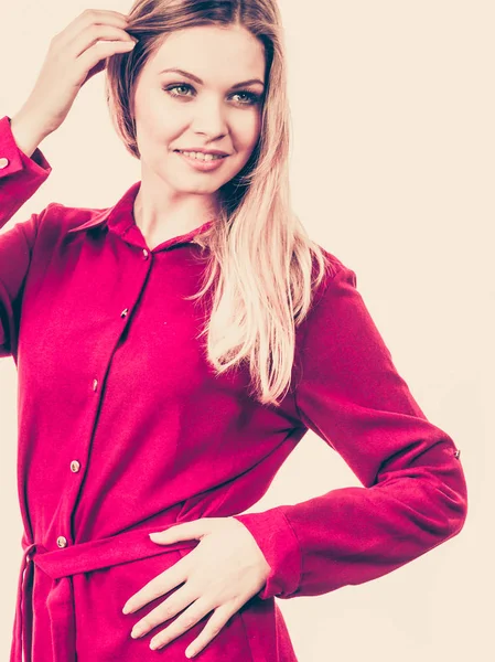 Mujer Joven Bonita Moda Con Elegante Vestido Corto Rojo Casual — Foto de Stock