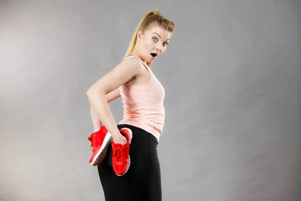 Szczęśliwy Sportowy Uśmiechający Się Kobieta Prezentuje Trenerów Sprawny Czerwone Buty — Zdjęcie stockowe