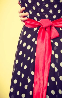 Retro, PIN kadar zarif ve zamansız giysiler kavramı. Retro noktalı siyah elbise büyük kırmızı yay ile yakın çekim