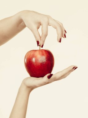 Meyve, gıda, vitaminler, iyi sağlıklı beslenme kavramı kaynağıdır. Lezzetli Kırmızı elma tutan kadın el