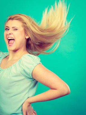 Mutluluk insan yüz ifadeleri kavramı. Mutlu neşeli pozitif gülümseyen karanlıkve uzun sarı saçlı kadın.