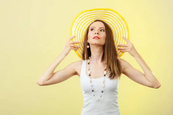 Праздники Летняя Мода Защита Головы Женщина Большой Жёлтой Шляпе Портрет — стоковое фото