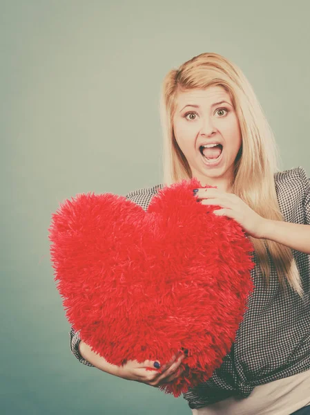 Amor Romance Concepto Idea Regalo San Valentín Mujer Feliz Sosteniendo — Foto de Stock