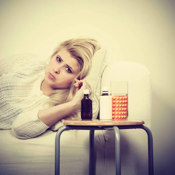 Smutné Nemocná Žena Ležící Gauč Mají Hroznou Chřipku Stolní Léky — Stock fotografie