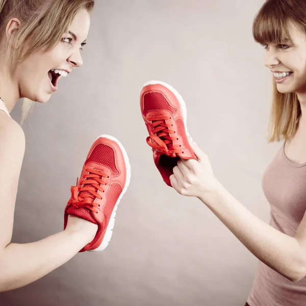 Aggressive Frauen Die Sich Mit Schuhen Streiten Eine Freundin Die — Stockfoto