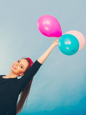 Delilik ve eğlenceli. Renkli balon ile oynayan sevimli deli neşeli kız. Sarışın oynak retro tarzı kadın hissediyorum çılgınlığı.