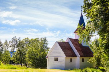 Kırsal eski moda kırsal beyaz ve kahverengi kilise çayır üzerinde güneşli havalarda sırasında.
