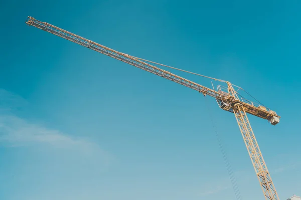 Construction Site Building Hoisting Crane Evening Clear Blue Sky Background — Stock Photo, Image